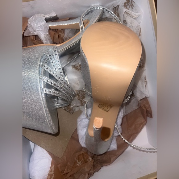 Size on the bottom of heel says 9 but I wear an 8.5 and they fit me just fine - Picture 2 of 5